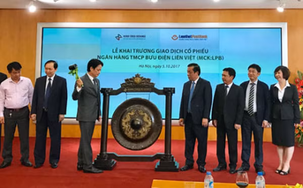 Lễ khai trương cổ phiếu ngân hàng TMCP Bưu Điện Liên Việt.