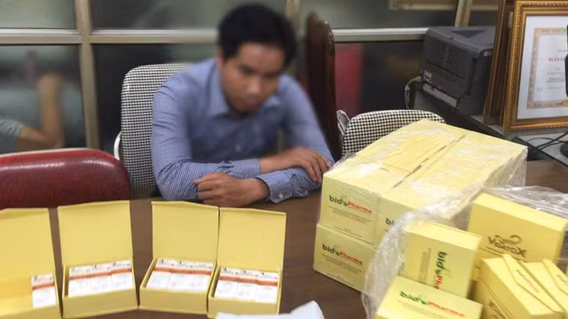 Đối tượng Doanh và số thuốc giả. Đối tượng Doanh và số thuốc giả.