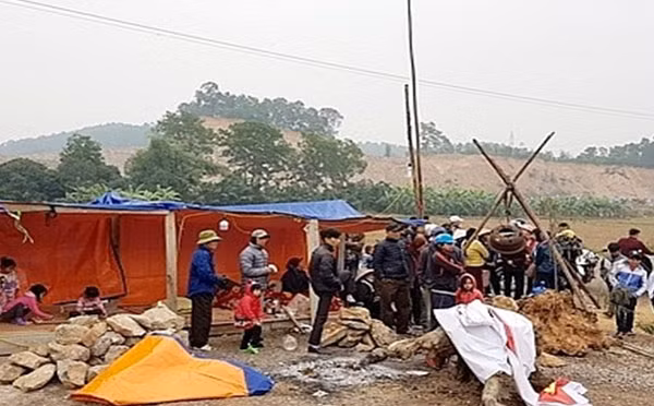 Người dân vẫn lập chốt không cho các phương tiện khai thác đất hoạt động.