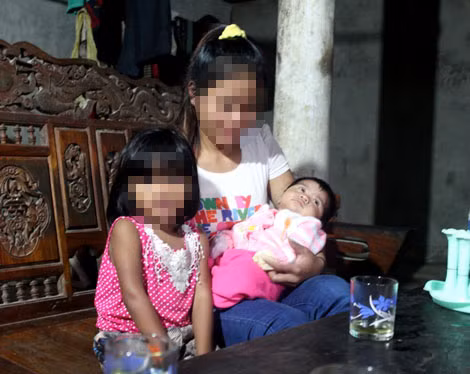 Người mẹ này từng bị lừa bán sang trung quốc, sau đó được trở về đoàn tụ với gia đình ở huyện Thanh Chương (Nghệ An).