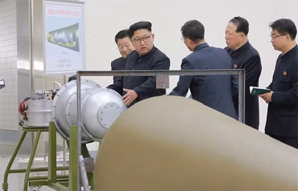 Nhà lãnh đạo Triều Tiên Kim Jong-un và đội nghiên cứu chương trình hạt nhân. Ảnh: Reuters. Nhà lãnh đạo Triều Tiên Kim Jong-un và đội nghiên cứu chương trình hạt nhân. Ảnh: Reuters.