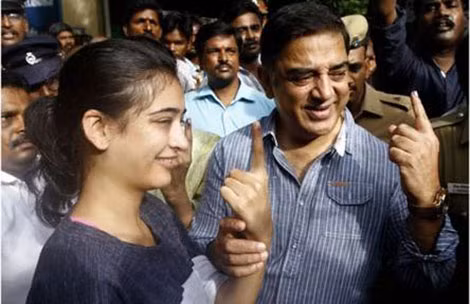 Kamal Haasan (phải) nói chuyện với công chúng. Kamal Haasan (phải) nói chuyện với công chúng.
