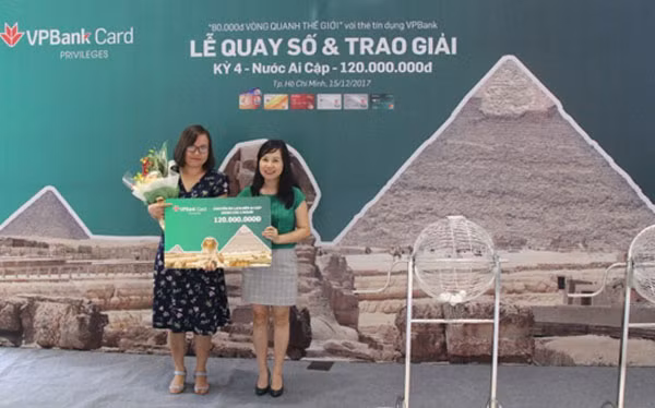 BTC đại diện khách hàng nhận giải thưởng là chuyến đi Ai Cập trị giá 120 triệu đồng.