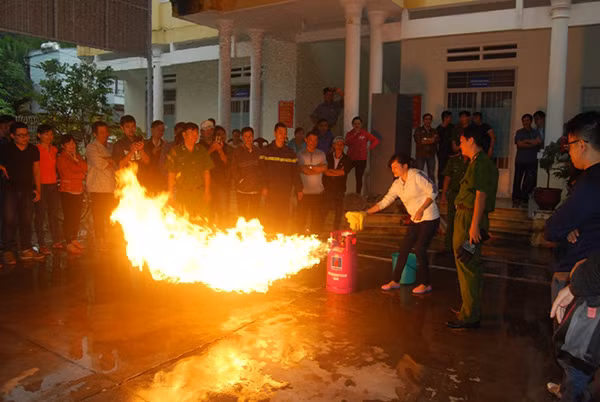 Huấn luyện nghiệp vụ PCCC cho các đơn vị cơ sở.