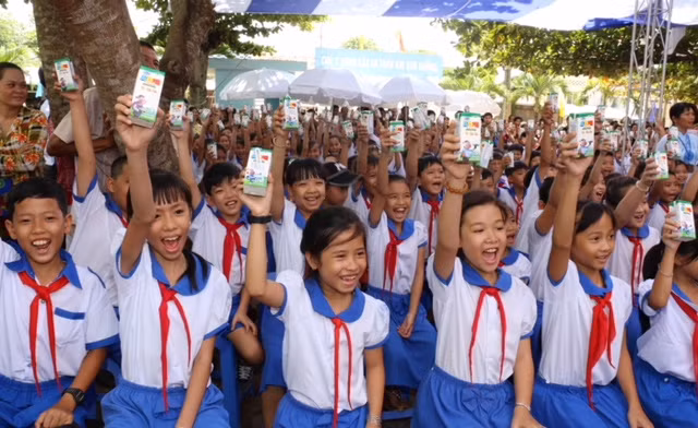 Trao sữa cho trẻ em nghèo.