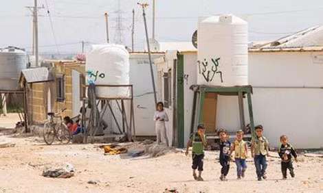 Trẻ em trong một góc trại Zaatari. Trẻ em trong một góc trại Zaatari.