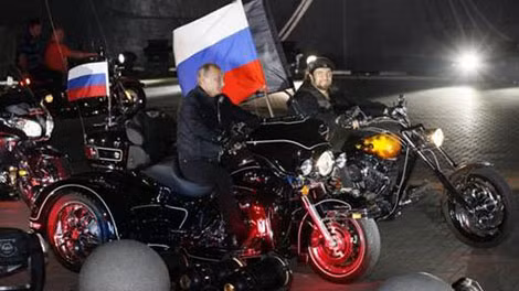 Tổng thống Putin và nhóm mô tô Nga “Sói Đêm”.