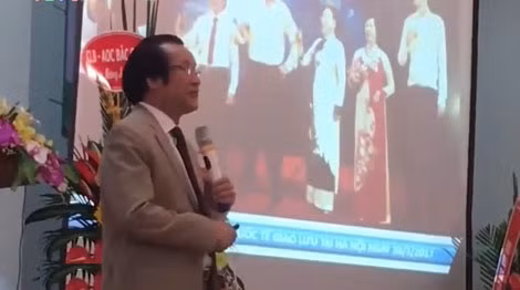 Nguyễn Tuấn Giảng trong một cuộc hội thảo giới thiệu mô hình đầu tư tiền ảo AOC tại Bắc Giang.