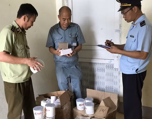 Mỹ phẩm gắn mác rất nổi tiếng của Hàn Quốc bị Hải quan Quảng Ninh thu giữ.
