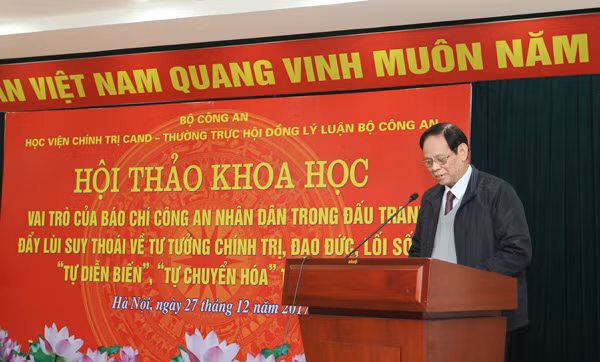 Nhà báo Nguyễn Hồng Vinh phát biểu tại Hội thảo.
