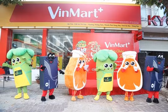 Thành phố Vũng Tàu rực rỡ màu đỏ tươi của hệ thống cửa hàng tiện lợi VinMart+.