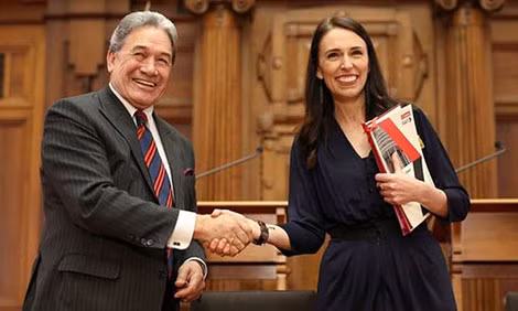 Bà Jacinda Ardern và ông Winston Peters cam kết liên minh cầm quyền.