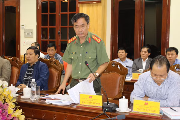 Đại tá Trần Thanh, thành viên đoàn Công tác số 2, phát biểu tham luận.
