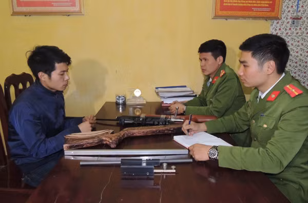 Cơ quan Công an lấy lời khai của Quân.