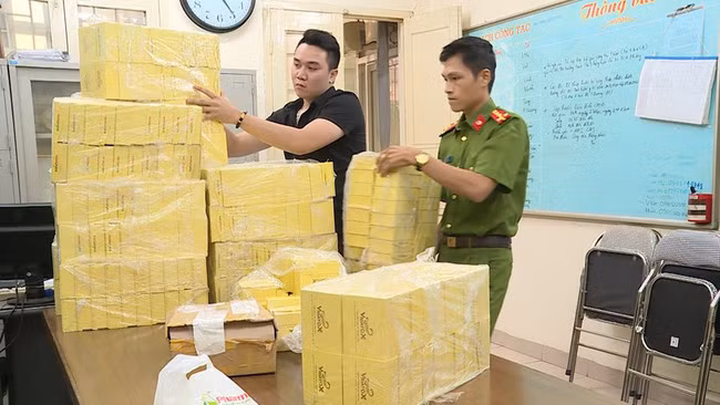 Cán bộ Phòng Cảnh sát Kinh tế kiểm tra số thuốc giả bị thu giữ. Cán bộ Phòng Cảnh sát Kinh tế kiểm tra số thuốc giả bị thu giữ.
