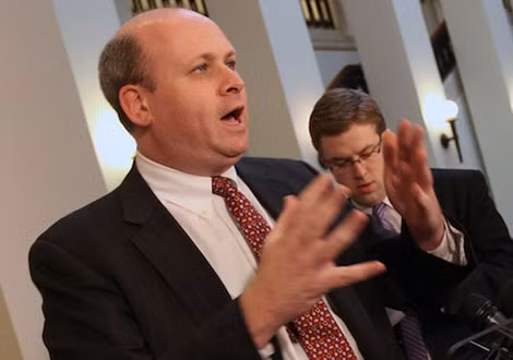 Luật sư Marc Elias đã thay mặt DNC hợp đồng với Fusion GPS nghiên cứu, tạo dựng hồ sơ về ông Trump. Luật sư Marc Elias đã thay mặt DNC hợp đồng với Fusion GPS nghiên cứu, tạo dựng hồ sơ về ông Trump.