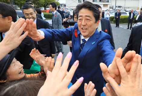 Thủ tướng Shinzo Abe và những người ủng hộ ở tỉnh Iwate. Ảnh: Nikkei.