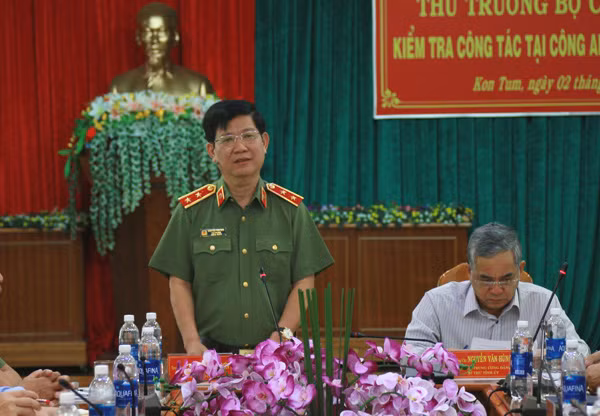 Thứ trưởng Nguyễn Văn Sơn phát biểu chỉ đạo tại buổi làm việc với Công an Kon Tum. Thứ trưởng Nguyễn Văn Sơn phát biểu chỉ đạo tại buổi làm việc với Công an Kon Tum.