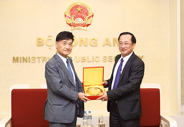 Thứ trưởng Nguyễn Văn Thành tặng quà lưu niệm ngài Tsuneda Teruo.