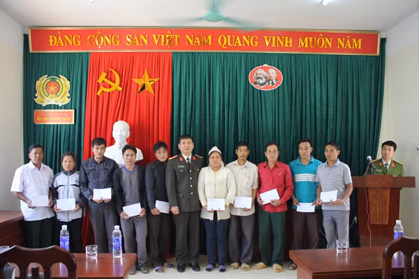 Đại tá Dương Văn Tính trao quà cho các hộ gia đình bị sập nhà hoàn toàn do lũ cuốn.