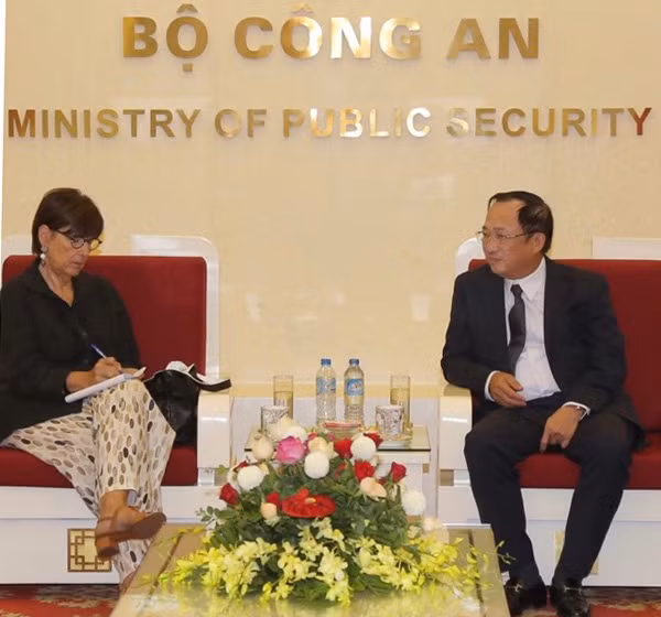 Thứ trưởng Nguyễn Văn Thành; Đại sứ Jehanne Roccas tại buổi tiếp.