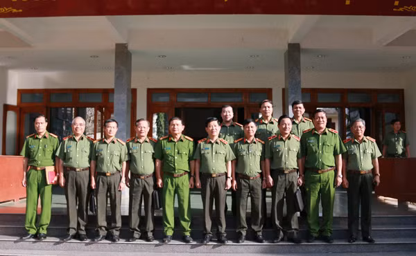 Thứ trưởng Nguyễn Văn Sơn cùng các đại biểu, cán bộ, chiến sỹ dự buổi làm việc tại Kon Tum. Thứ trưởng Nguyễn Văn Sơn cùng các đại biểu, cán bộ, chiến sỹ dự buổi làm việc tại Kon Tum.