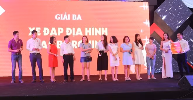 10 giải ba, mỗi giảimột chiếc xe đạp địa hình Lamborghini cũng đã tìm thấy chủ nhân mới.
