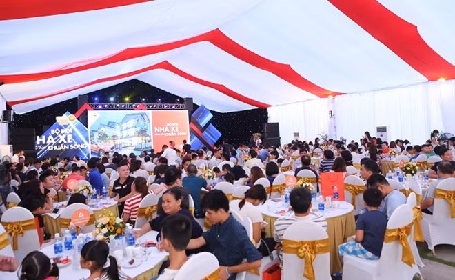 Hơn 300 khách hàng đã đến tham dự sự kiện bốc thăm trúng thưởng tại Vinhomes Thăng Long.