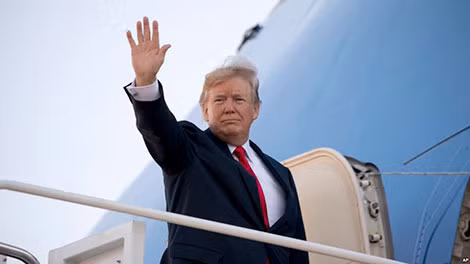 Tổng thống Donald Trump bước lên chuyên cơ khởi hành chuyến công du 12 ngày tới châu Á. Tổng thống Donald Trump bước lên chuyên cơ khởi hành chuyến công du 12 ngày tới châu Á.