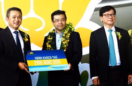 Ông Nguyễn Trường Chinh (giữa, 43 tuổi) là hành khách thứ 200 triệu của Vietnam Airlines. Ông Nguyễn Trường Chinh (giữa, 43 tuổi) là hành khách thứ 200 triệu của Vietnam Airlines.