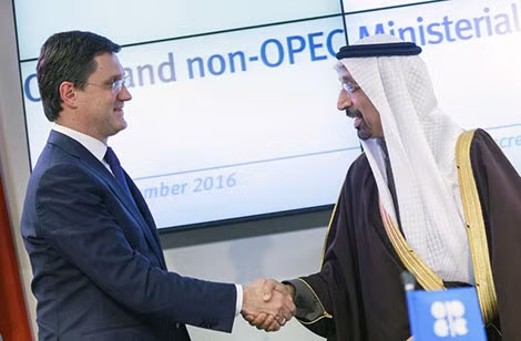 Bộ trưởng Năng lượng Nga và Bộ trưởng Năng lượng Saudi Arabia đạt thỏa thuận về cắt giảm sản lượng giúp dầu tăng giá từ năm 2016.