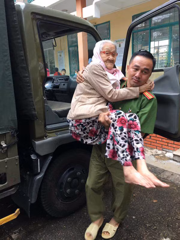 Lực lượng Công an giúp người dân di tản đến nơi an toàn.