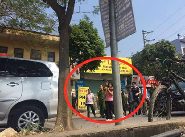 Đối tượng Đức Anh khống chế con tin.
