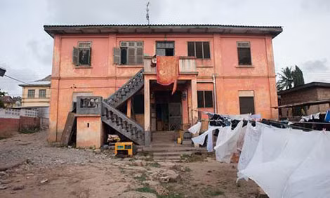 Tòa nhà màu hồng được cho là “Đại sứ quán giả” ở Ghana. Tòa nhà màu hồng được cho là “Đại sứ quán giả” ở Ghana.