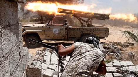 Lực lượng an ninh Libya trong một cuộc tấn công IS. Ảnh: BBC.