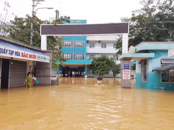 Đường vào bệnh viện Đa khoa khu vực Quảng Nam.