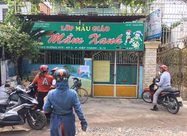 Phụ huynh có con gửi tại cơ sở Mầm Xanh lo lắng trước cổng trường sau khi coi được clip trên mạng.