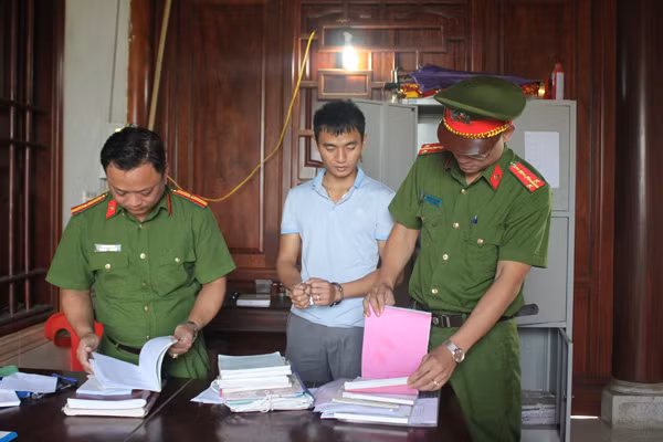 Khám xét nơi ở thu thập một số tài liệu liên quan.