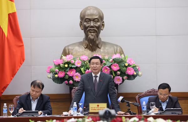 Phó Thủ tướng Vương Đình Huệ chỉ đạo tại cuộc họp.