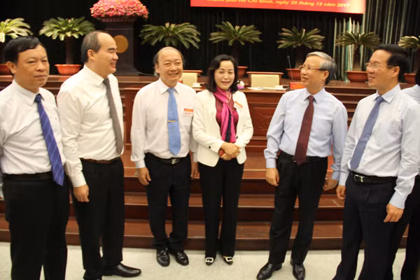 Đồng chí Trần Quốc Vượng, Võ Văn Thưởng, Nguyễn Thiện Nhân trao đổi tại hội nghị.
