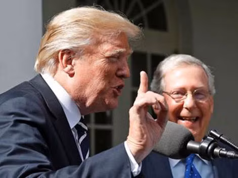 Tổng thống Trump và lãnh đạo phe đa số tại Thượng viện Mỹ Mitch McConnell. Tổng thống Trump và lãnh đạo phe đa số tại Thượng viện Mỹ Mitch McConnell.