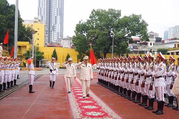 Thượng tướng, GS.TS Tô Lâm, Bộ trưởng Bộ Công an duyệt đội danh dự Công an nhân nhân. Thượng tướng, GS.TS Tô Lâm, Bộ trưởng Bộ Công an duyệt đội danh dự Công an nhân nhân.