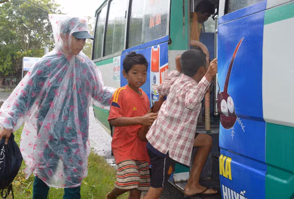 Sóc Trăng dùng xe buýt di chuyển người dân đến nơi tránh trú bão an toàn.