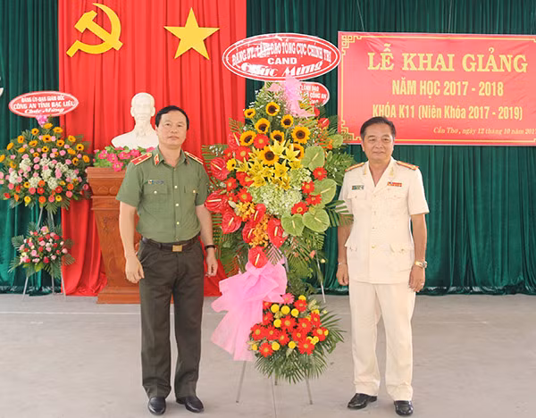 Thiếu tướng, GS-TS Bùi Minh Giám, tặng hoa chúc mừng nhà trường nhân dịp khai giảng năm học mới.