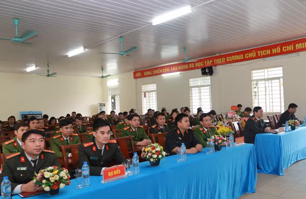 Các đại biểu tham dự Lễ bế giảng lớp bồi dưỡng kiến thức quốc phòng và an ninh.