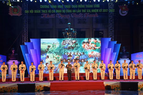 Trung tướng Nguyễn Thành Nam chúc mừng 19 đồng chí được bầu vào Ban Chấp hành Đoàn TNCS Hồ Chí Minh Bộ Công an nhiệm kỳ 2017 – 2022.