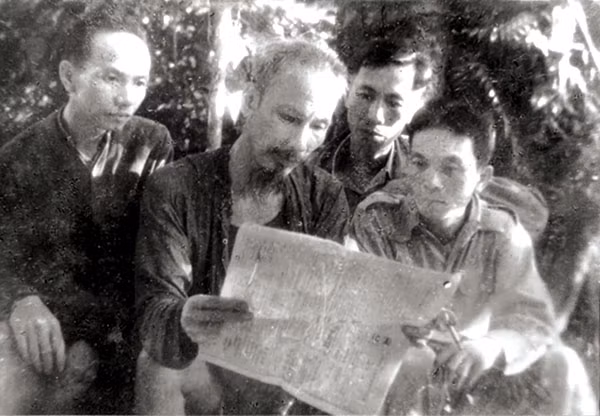 Chủ tịch Hồ Chí Minh cùng các đồng chí Trường Chinh, Lê Đức Thọ, Võ Nguyên Giáp đọc báo tại ATK năm 1947.