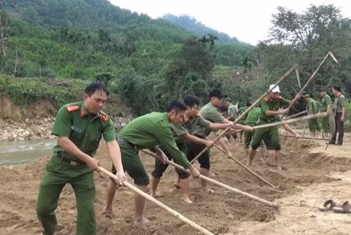 Tuổi trẻ Công an giúp dân phục hồi sản xuất sau lũ