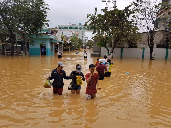 Nước lũ đã rút bớt, người nhà bệnh nhân ra ngoài mua nước, thực phẩm trưa ngày 7-11.