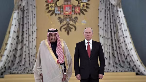 Tổng thống Nga (phải) và Quốc vương Saudi Arabia tại Moscow ngày 5-10. Ảnh: Reuters.